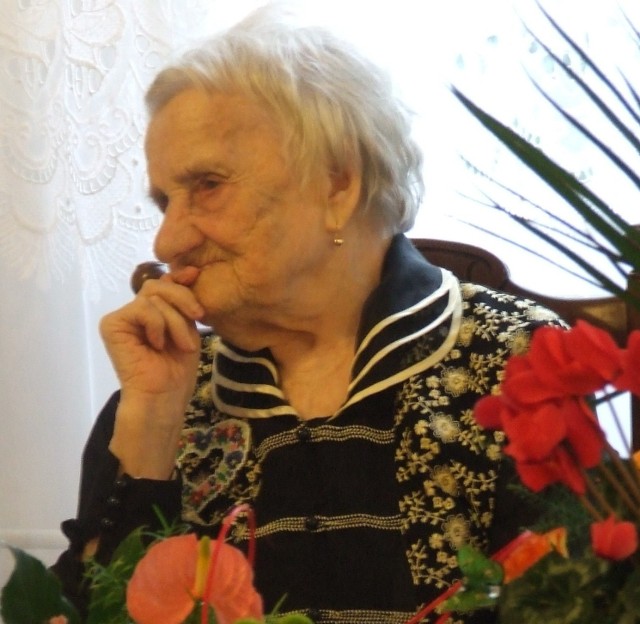 Maria Petecka otrzymała na setne urodziny wiele prezentów, ale najbardziej ucieszyły ja naręcza kwiatów.