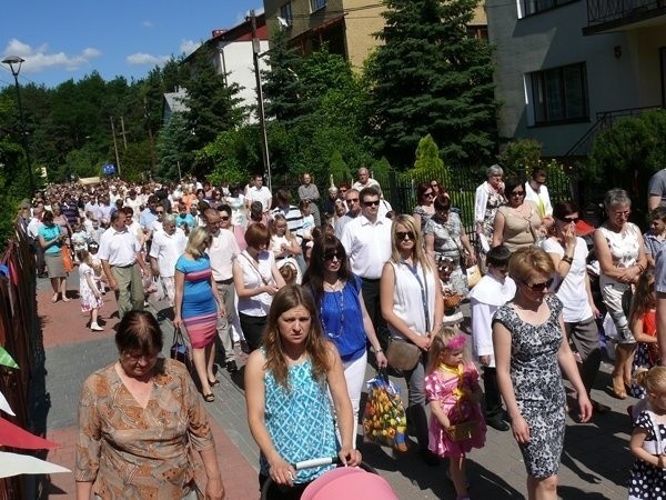 W czwartek, 11 czerwca obchodzić będziemy uroczystość Najświętszego Ciała i Krwi Chrystusa, potocznie nazywaną świętem Bożego Ciała. Będzie to dzień wyjątkowy, bowiem z uwagi na epidemię koronawirusa będzie to pierwsze od lat Boże Ciało bez tłumnych procesji ulicami miast i wsi. W Stalowej Woli procesję kilkoma ulicami miasta organizują księża michalici, tłumów jednak nie ma się co spodziewać. Sięgnęliśmy do naszego archiwum, by przypomnieć stalowowolskie procesje sprzed kilku lat. Część pierwsza - 2014 rokKOLEJNE ZDJĘCIA NA NASTĘPNYCH SLAJDACH >>>