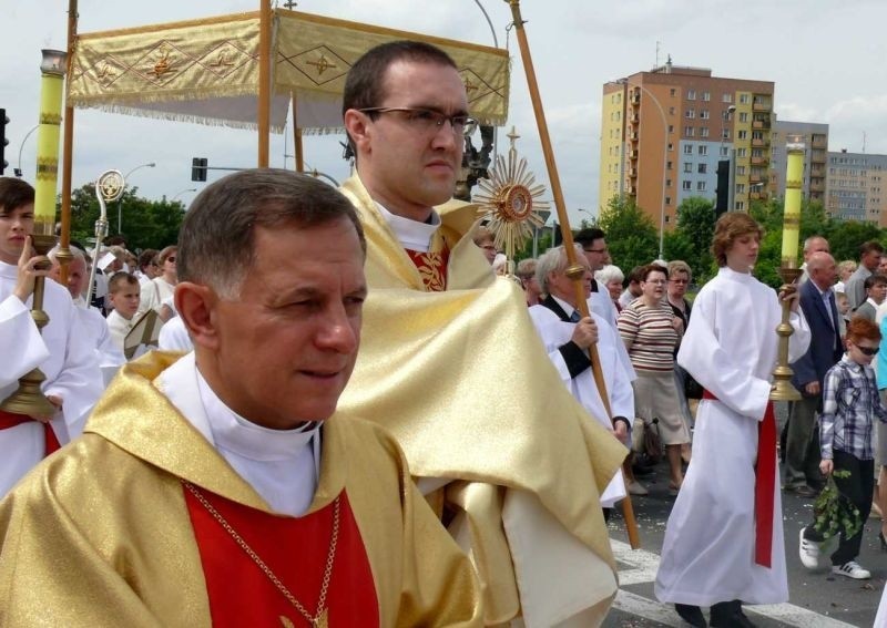 Arcybiskup Mieczysław Mokrzycki idzie w procesji Bożego...
