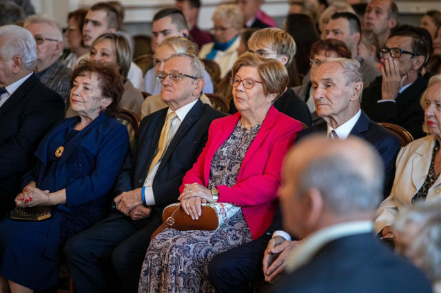 W niedzielne przedpołudnie pary z długim małżeńskim stażem zostały zaproszone do Auli Magna w Pałacu Branickich. Były kwiaty, medale, gratulacje od prezydenta Białegostoku Tadeusza Truskolaskiego i oczywiście wspólne zdjęcia.