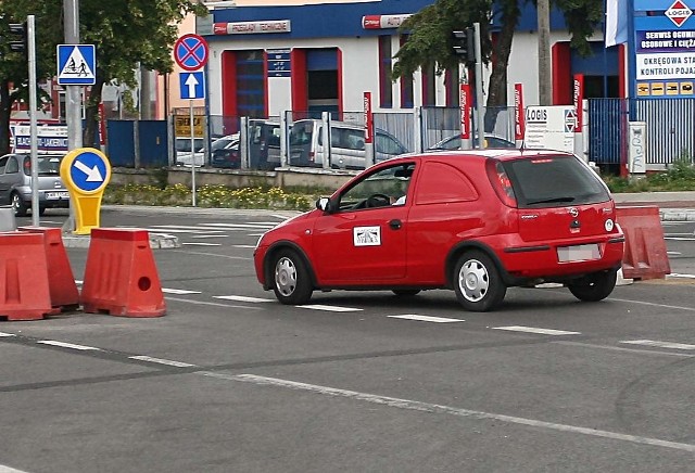 Wydawałoby się, że drogowcy widząc przestawione barierki, wysiądą i je ustawią na swoim miejscu. Ci jednak przejechali między nimi nie chcąc nadrabiać drogi.