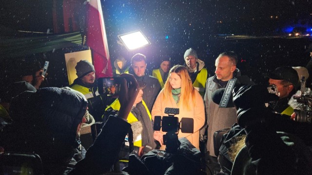 Anna Gembicka spotkała się ze strajkującymi rolnikami i przewoźnikami na przejściu granicznym w Medyce