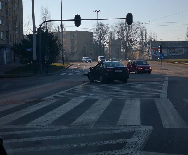 Funkcjonariusze Wydziału Ruchu Drogowego Komendy Miejskiej Policji w Łodzi poszukują świadków groźnego wypadku, do którego doszło we wtorek przed godz. 8 u zbiegu ul. Kasprzaka i ul. Legionów. Nadal bowiem nie wiadomo, jakie były okoliczności tej krasy.