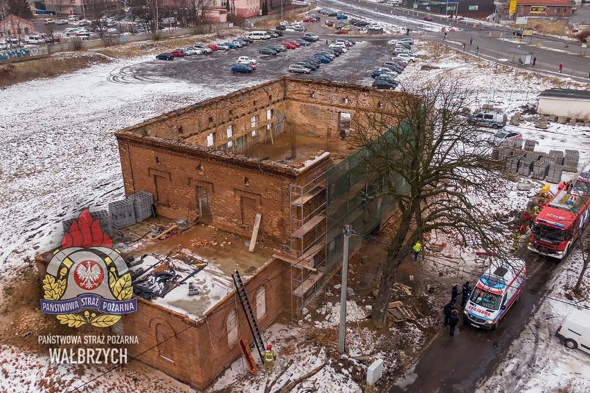 Zawaliła się ściana dworca w Wałbrzychu. Trzy osoby zostały ranne! [ZDJĘCIA]