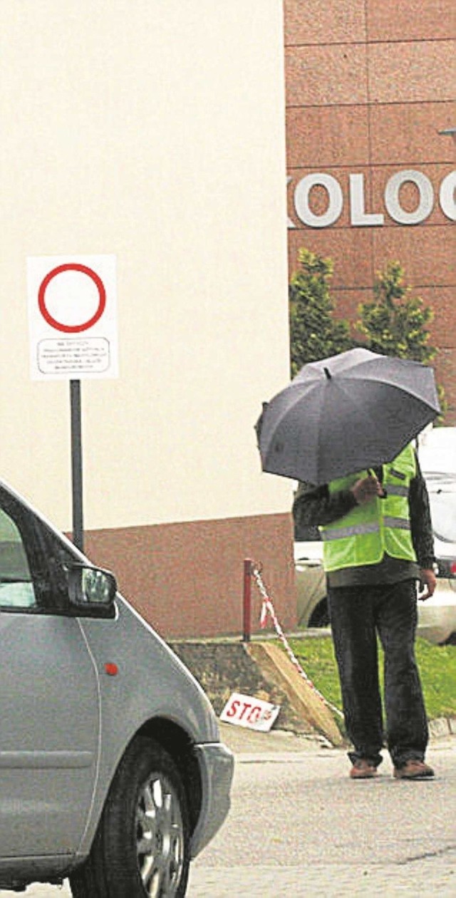 Wjazdu na przyszpitalny parking pilnuje ochroniarz