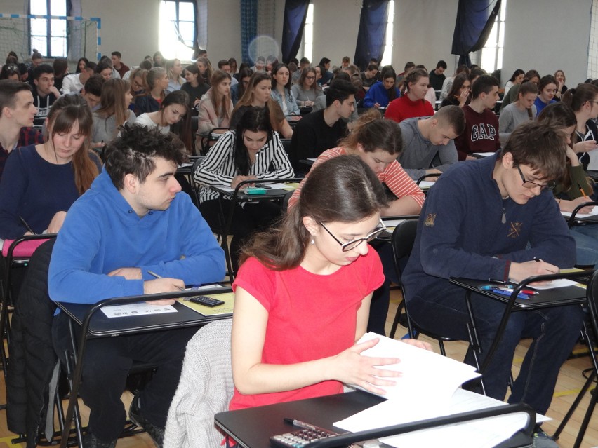 Próbna matura 2018 z matematyki. Uczniowie Collegium Gostomianum zaczęli pisać już po godzinie 7 