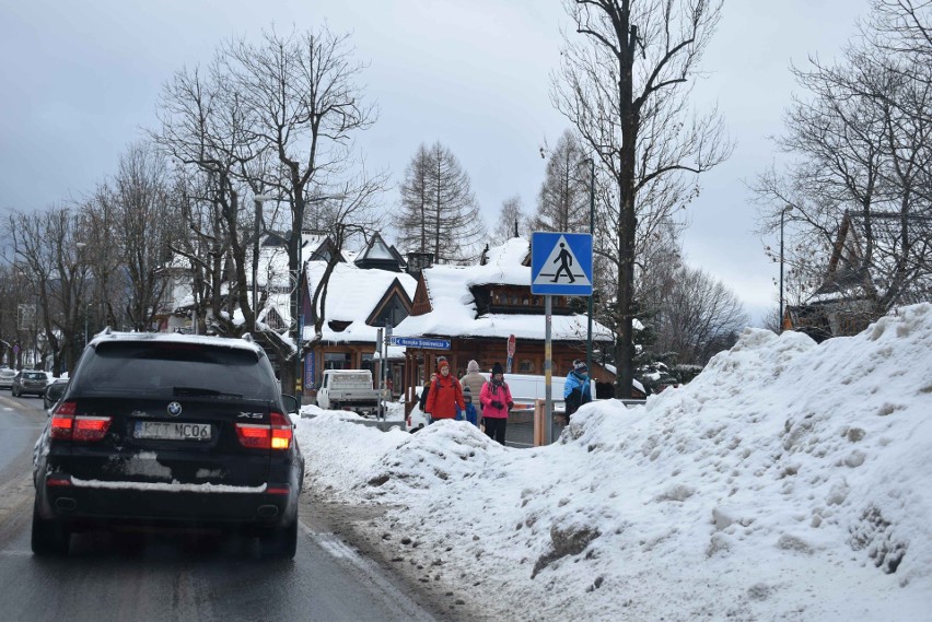 Z Zakopanego trzeba wywozić śnieg. Pryzmy sięgają już dwóch metrów