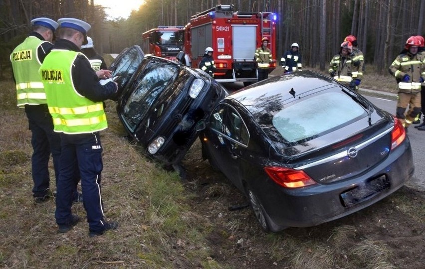Opel zderzył się z volkswagenem. Dwie osoby trafiły do szpitala