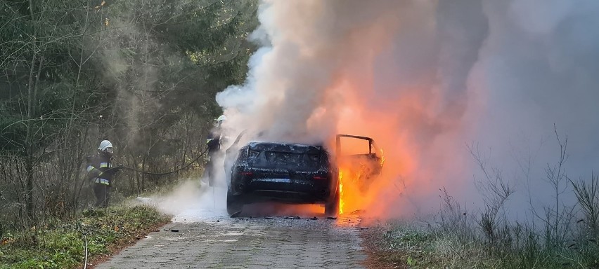 Waliły. Pożar samochodu przy drodze krajowej nr 65. Auto osobowe typu SUV płonęło jak pochodnia [ZDJĘCIA]