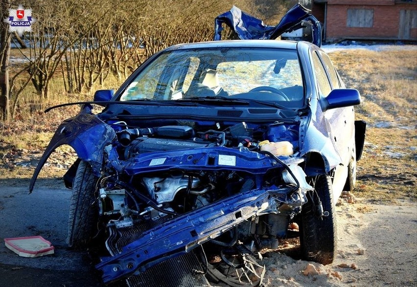 Tragedia na drodze w powiecie kraśnickim. 47-latek zginął na miejscu, trzy osoby trafiły do szpitala