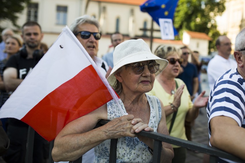 Kolejne protesty pod Wawelem w miesięcznicę pochówku Lecha i...