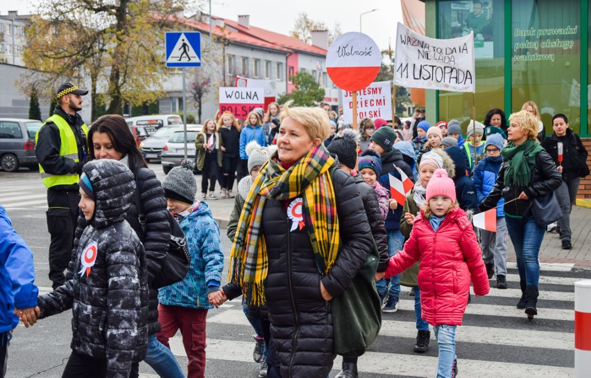 Śpiewając i wznosząc hasła między innymi  "Dbajmy o Polskę i...