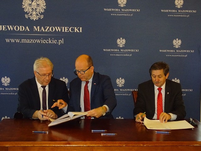 Umowę podpisali od lewej: Stefan Bernaciak, starosta zwoleński; Konstanty Radziwiłł, wojewoda mazowiecki oraz Waldemar Urbański, wicestarosta powiatu zwoleńskiego.