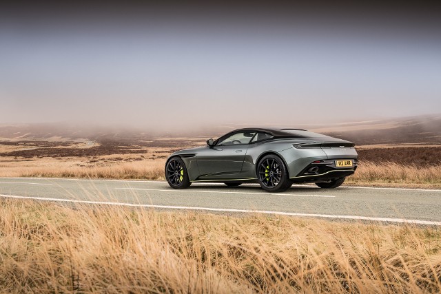 Aston Martin DB11 AMR Przyspieszenie do 100 km/h trwa 3,7 s, natomiast prędkość maksymalna to 334 km/h. Auto posiada adaptacyjne zawieszenie i elektrycznie wspomagany układ kierownicy.Fot. Aston Martin