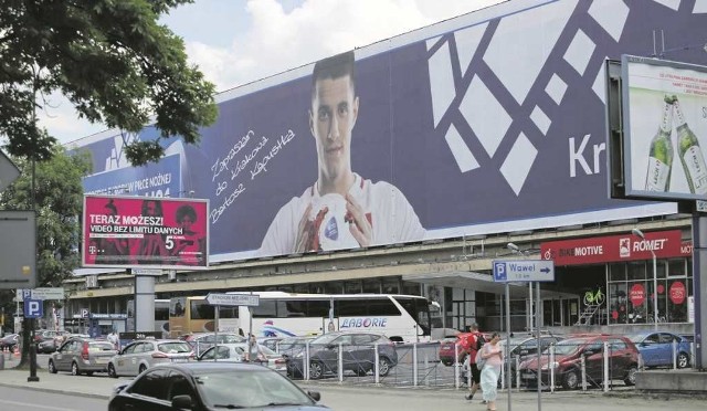 Wielka płachta reklamy na budynku Cracovii ma wisieć do końca czerwca