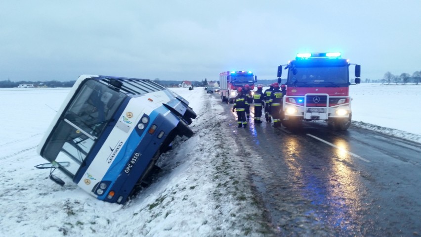 Orkan Fryderyka. Wiatr zdmuchiwał auta z drogi - autobus i osobówka w rowie na drodze pod Strzelcami Opolskimi