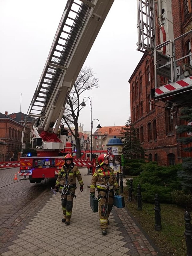 Strażacy z Grudziądza trzykrotnie byli w tym roku dysponowani do  zabezpieczenia dachu IV LO