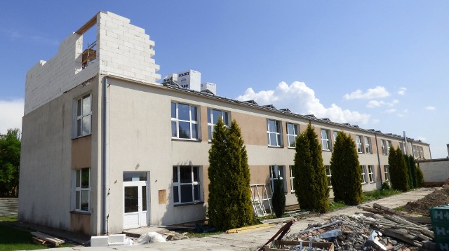 Rozpoczęła się rozbudowa Szkoły Podstawowej numer 2 w Busku-Zdroju. Trwają prace przy nadbudowie piętra od strony ulicy Korczaka.