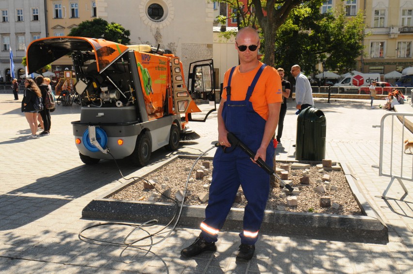 Kraków. MPO ma nową zamiatarkę i odkurzacz do czyszczenia ulic