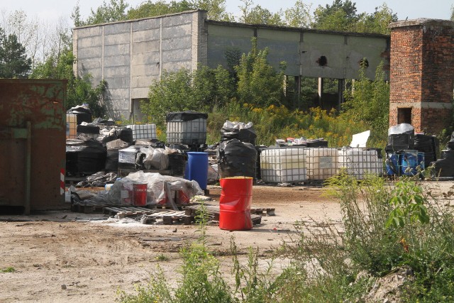 Czwartek, 30 sierpnia, plac przy ulicy Perłowej w Nowinach. Składowisko odpadów chemicznych wciąż tam zalega.