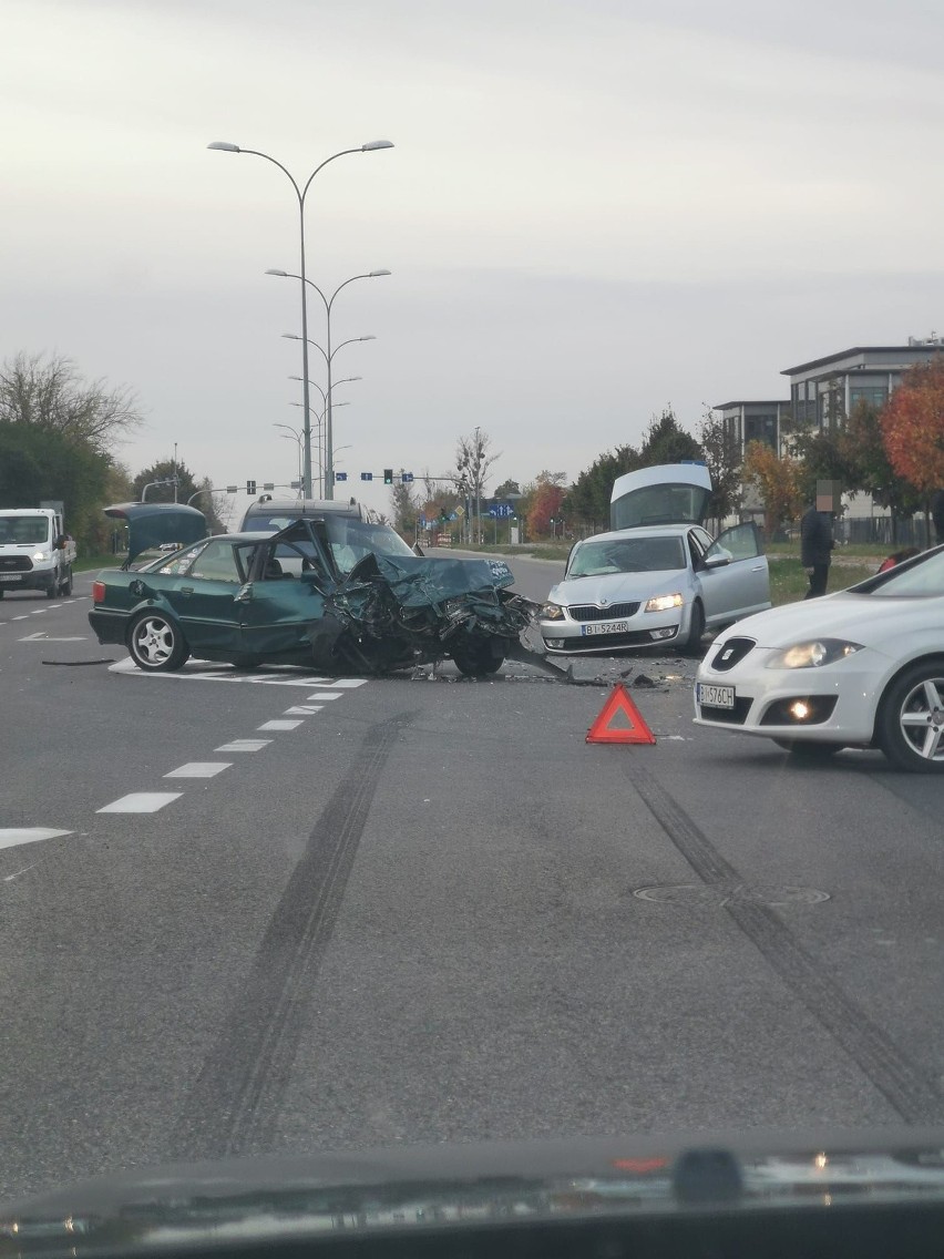 Białystok. Wypadek na ul. Mickiewicza. Audi zderzyło się ze skodą. Jedna osoba trafiła do szpitala [ZDJĘCIA]