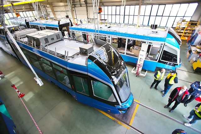 Już wkrótce nowe tramwaje wyjadą na wrocławskie torowiska. Wiemy, jak wyglądają. Odwiedziliśmy fabrykę w Poznaniu.