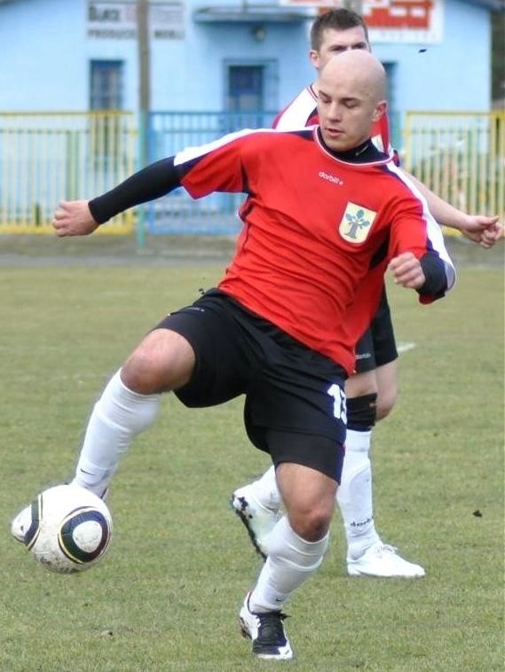 Łukasz Milanowski (z piłką) i jego koledzy ze Stali Nowa Dęba muszą jeszcze poczekać na pierwszy mecz w czwartej lidze podkarpackiej w rundzie rewanżowej.