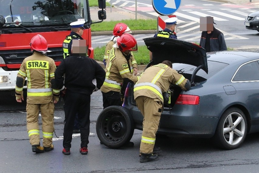 Wypadek dwóch samochodów przy moście Milenijnym 