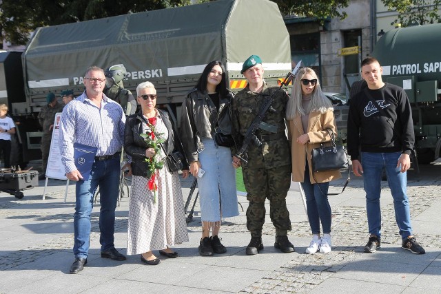 Do żołnierzy kończących szkolenie na przysięgę przyjechały rodziny i przyjaciele