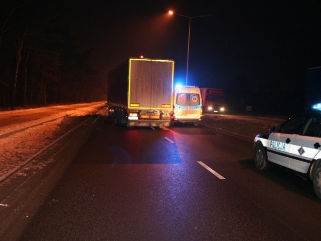 Włocławscy policjanci pod nadzorem prokuratora wyjaśniają okoliczności tragicznego wypadku drogowego na drodze krajowej nr 1.