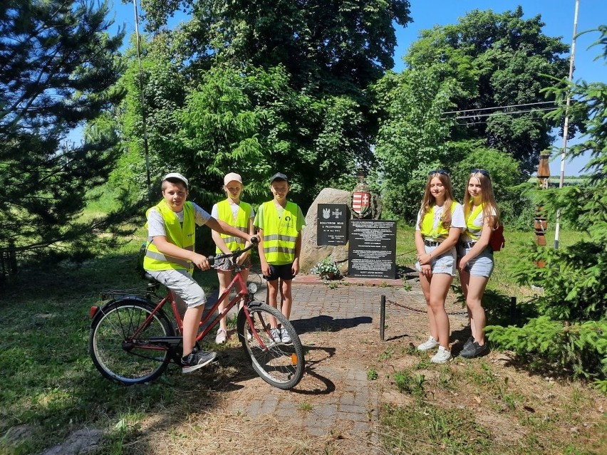 Cykliści ze szkoły w Ujeździe dotarli do Gór Pęchowskich i Klimontowa [ZDJĘCIA]