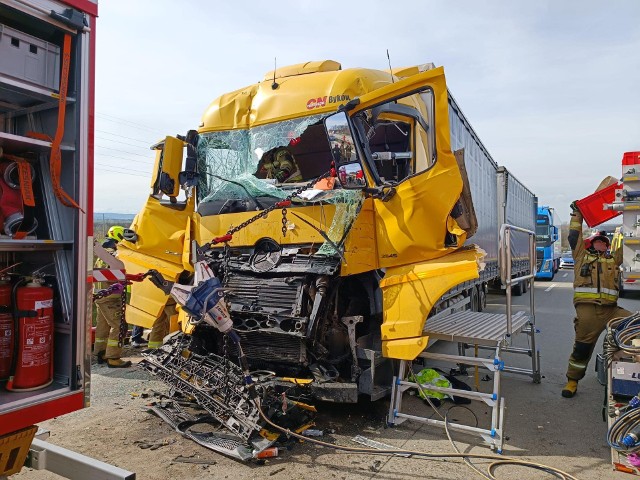 W wyniku zderzenia dwóch ciężarówek, jezdnia w stronę Wrocławia jest nieprzejezdna. Utworzył się ogromny korek