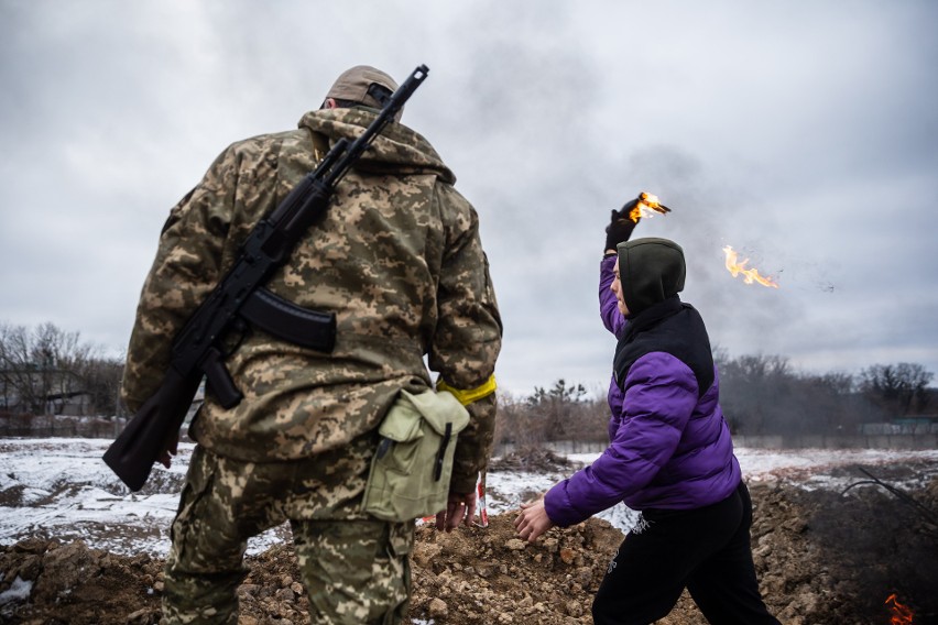 Obrońcy Żytomierza na Ukrainie ćwiczą rzucanie koktajli mołotowa [ZDJĘCIA]