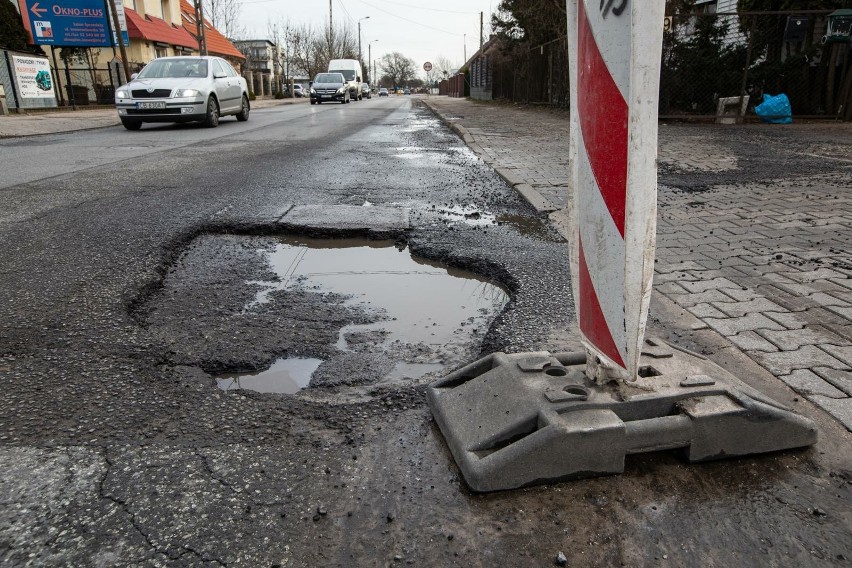 Dziura w jezdni na ulicy Inowrocławskiej