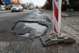 Dziurawa i zalewana ulica w Bydgoszczy. Nikt się do tego nie przyznaje [zdjęcia, wideo]