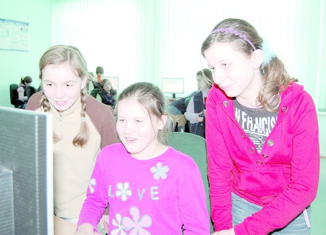 Uczniowie z Poręb Dymarskich wprowadzają kolejne hasło do Regiopedii. Nz. od lewej: Zuzanna Ozga, Karolina Halat i Justyna Halat.