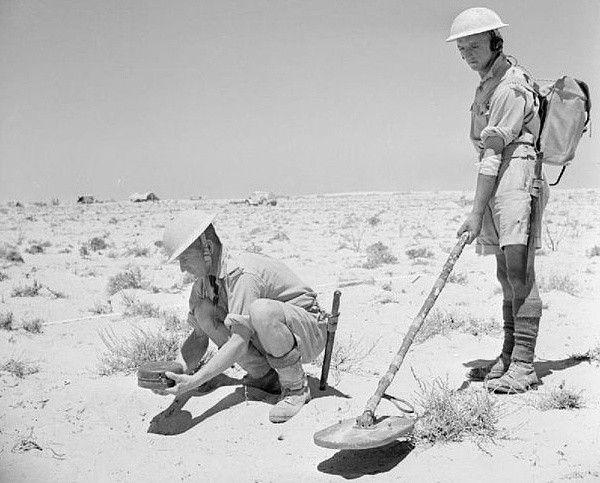 Mine detector (Polish) Mark I w użyciu w Afryce Północnej w...