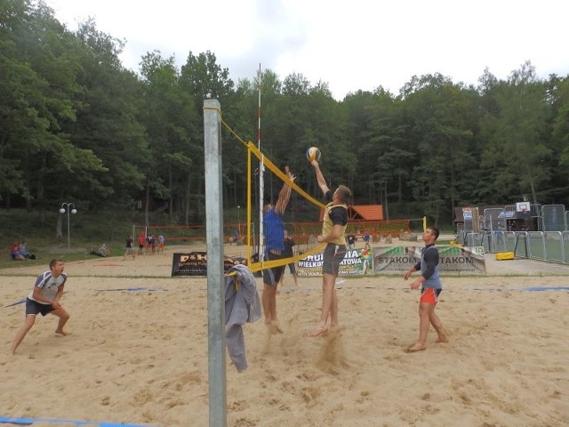 Rybaczek Sebastian i Korniak Dariusz z Lęborka wygrali turniej piłki plażowej nad jeziorem Jeleń w Bytowie.