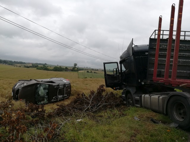 Kia sportage ze szkodą całkowitą - to skutek wypadku do jakiego doszło na drodze wojewódzkiej nr 548 w Stolnie.  Piętnastu strażaków z trzech zastępów JRG w Chełmnie  i  dwóch OSP - w sumie 15 ratowników - interweniowało w poniedziałek, gdy zderzyły się kia sportage z ciężarową scianią z naczepą. Kia dachowała, zatrzymała się na boku poza jezdnią. Kierowca sam opuścił auto. Przód scanii znalazł się w rowie, a jej kierowca też opuścił pojazd. Kierowca osobówki źle się poczuł i został przetransportowany do szpitala. Ruch na drodze nr 548, która właśnie jest remontowana, był zablokowany. Straty oszacowano wstępnie na 70 tys. złotych. Uszkodzony został przód i lewa strona scanii, a w przypadku kii strażacy mówią o szkodzie całkowitej. Akcja strażaków trwała około dwie godziny. Postawili auto osobowe na koła, a samochód ciężki GCBA z Chełmna wyciągnął ciężarówkę z rowu. Następnie pojazd sam zjechał na wskazany przez policjantów parking.INFO Z POLSKI 6.07.2017 - przegląd najciekawszych informacji ostatnich dni w kraju