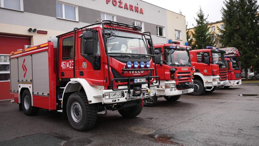 Nowy samochód ratowniczo-gaśniczy i sprzęt otrzymała jednostka Państwowej Straży Pożarnej w Kozienicach - zobacz zdjęcia