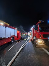 Rozszczelnienie cysterny z kwasem solnym na Autostradzie A4 między węzłami Strzelce Opolskie - Łany. Droga zablokowana w jedną stronę