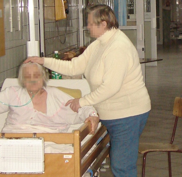 Pacjenci skarżą się, że na wolne miejsce na sali czekają, leżąc na szpitalnych korytarzach