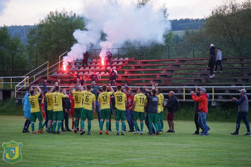 Tak cieszyli się piłkarze Jarmuty na stadionie w Waksmundzie...