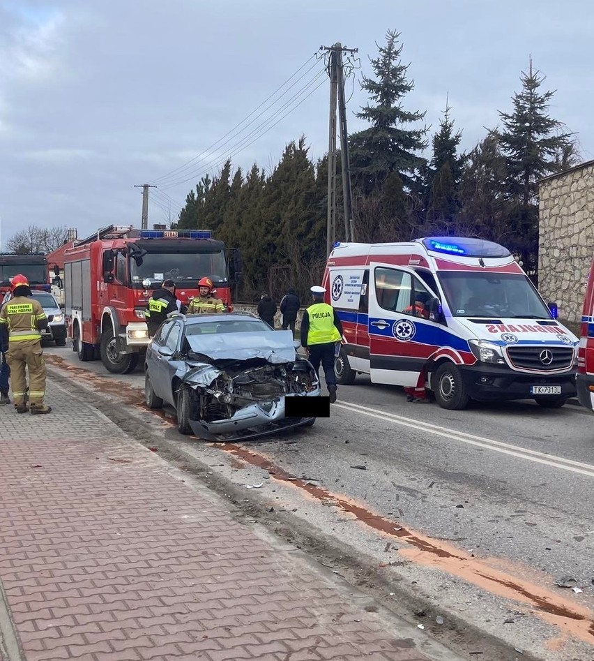 Zderzenie trzech samochodów na ulicy Republiki Pińczowskiej. Do szpitala pojechały dwie kobiety i dziecko. Są zdjęcia z wypadku 