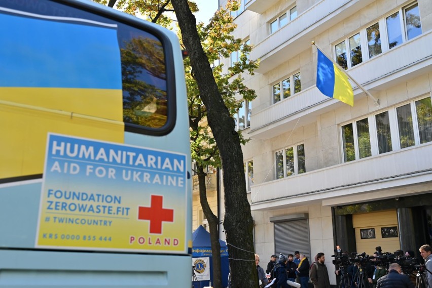 Medyczny autokar, leki i sprzęt dla szpitali – Wrocław i region pomagają walczącej Ukrainie