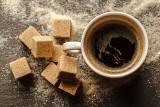 Słodzisz kawę lub herbatę? Przez słodki dodatek możesz zachorować na raka. Lepiej ogranicz cukier dodany nie tylko z cukierniczki