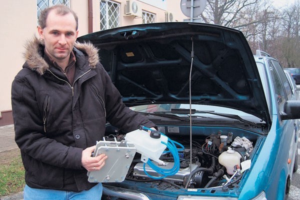 Pan Arkadiusz pokazuje skonstruowany przez siebie i opatentowany zestaw do montażu w autach.