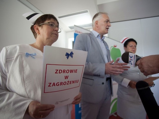 Od lewej Halina Peplińska, Jarosław Gowin i Wiesława Stefaniak-Gromadka chcą walczyć o losy pielęgniarek.