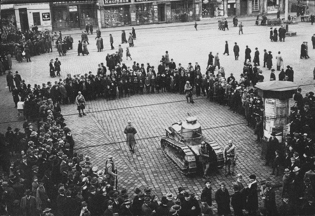 Plebiscyt na Śląsku marzec 1921 r. Posterunek francuski w Kato-wicach. Widoczny czołg Renault FT-17 otoczony tłumem gapiów
