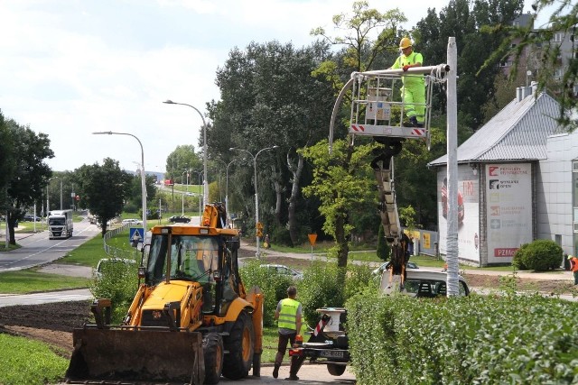 Wymiana oświetlenia przy ulicy Krakowskiej, na odcinku od wiaduktów do ulicy Gagarina rozpoczęła się w tym tygodniu. Prace potrwają jeszcze przez kilka dni. Koszt tej wymiany to 342 tysiące złotych.